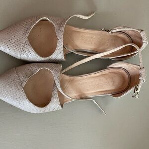 Hispanitas flats. Predominantly taupe with silver accent pattern